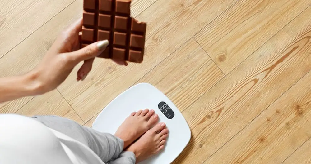 مصرف بیش از حدشکلات تلخ منجر به افزایش وزن می شود
