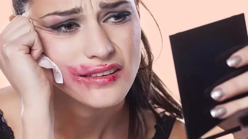 روش های پاک کردن رژ لب 24 ساعته