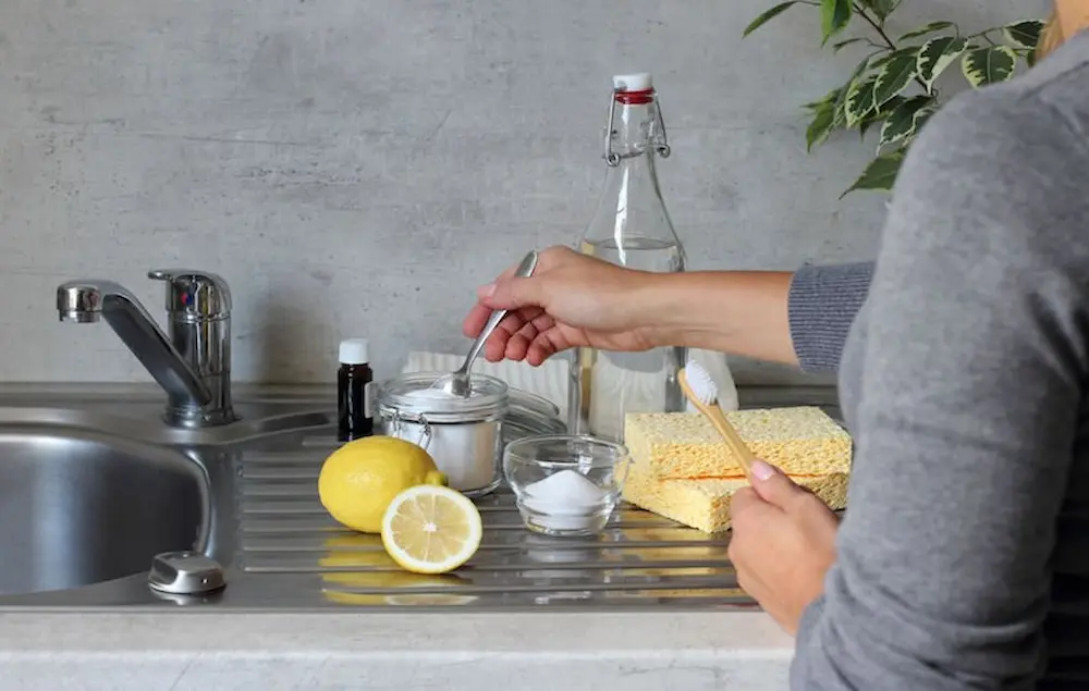 استفاده از نمک دریایی و لیمو برای تمیز کردن سینک ظرفشویی