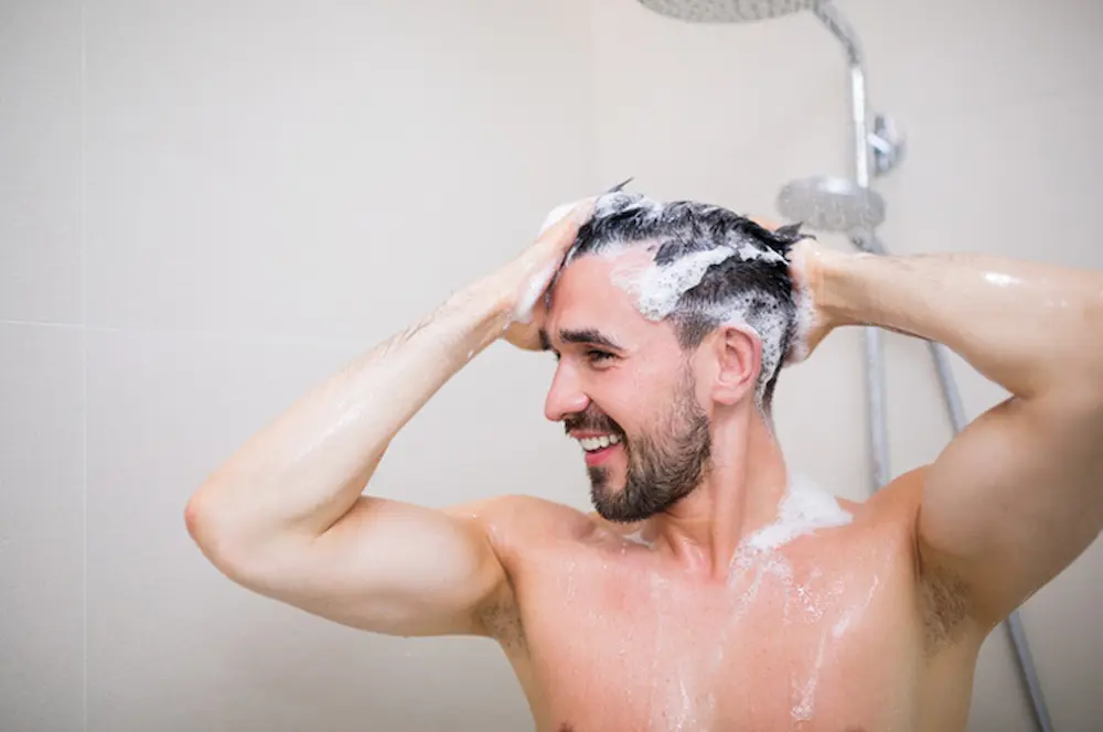 یک روز در میان حمام رفتن باعث حفظ چربی های طبیعی مو و سلامت آن می شود