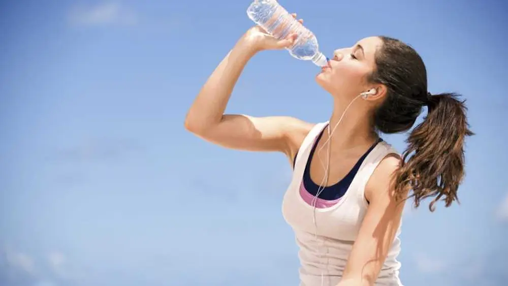 نوشیدن آب برای داشتن شکم صاف و تخت