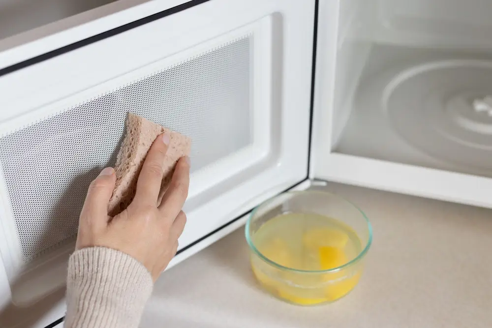 استفاده از آب و لیمو برای تمیز کردن مایکروویو