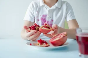 روش های از بین بردن لکه انار از روی لباس