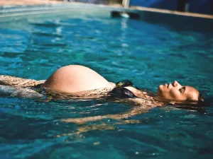 فواید شنا در بارداری
