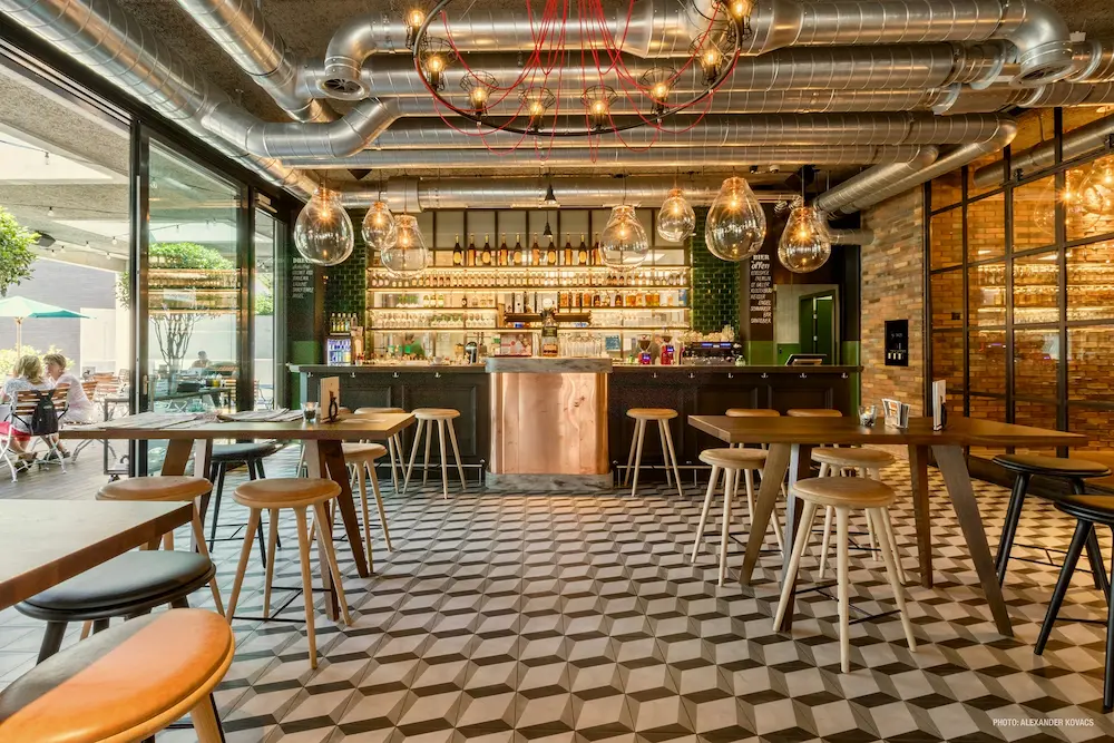 استفاده از نورپردازی مناسب در کافه بار