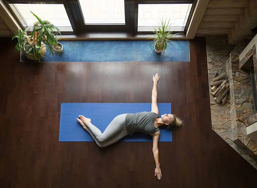 چرخش کمر در حالت خوابیده