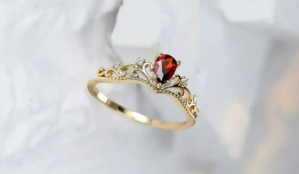 انگشتر یاقوت سرخ مدرن که شامل طراحی های مینیمال است 