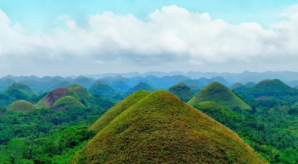 تپه های شکلاتی یکی از مناظر منحصر به فرد کشور فیلیپین 