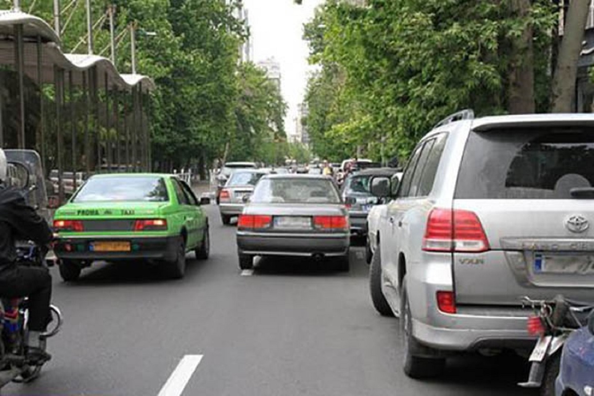 پیامدهای پارک دوبل در معابر شهری تهران؛ از جریمه نقدی تا نمره منفی